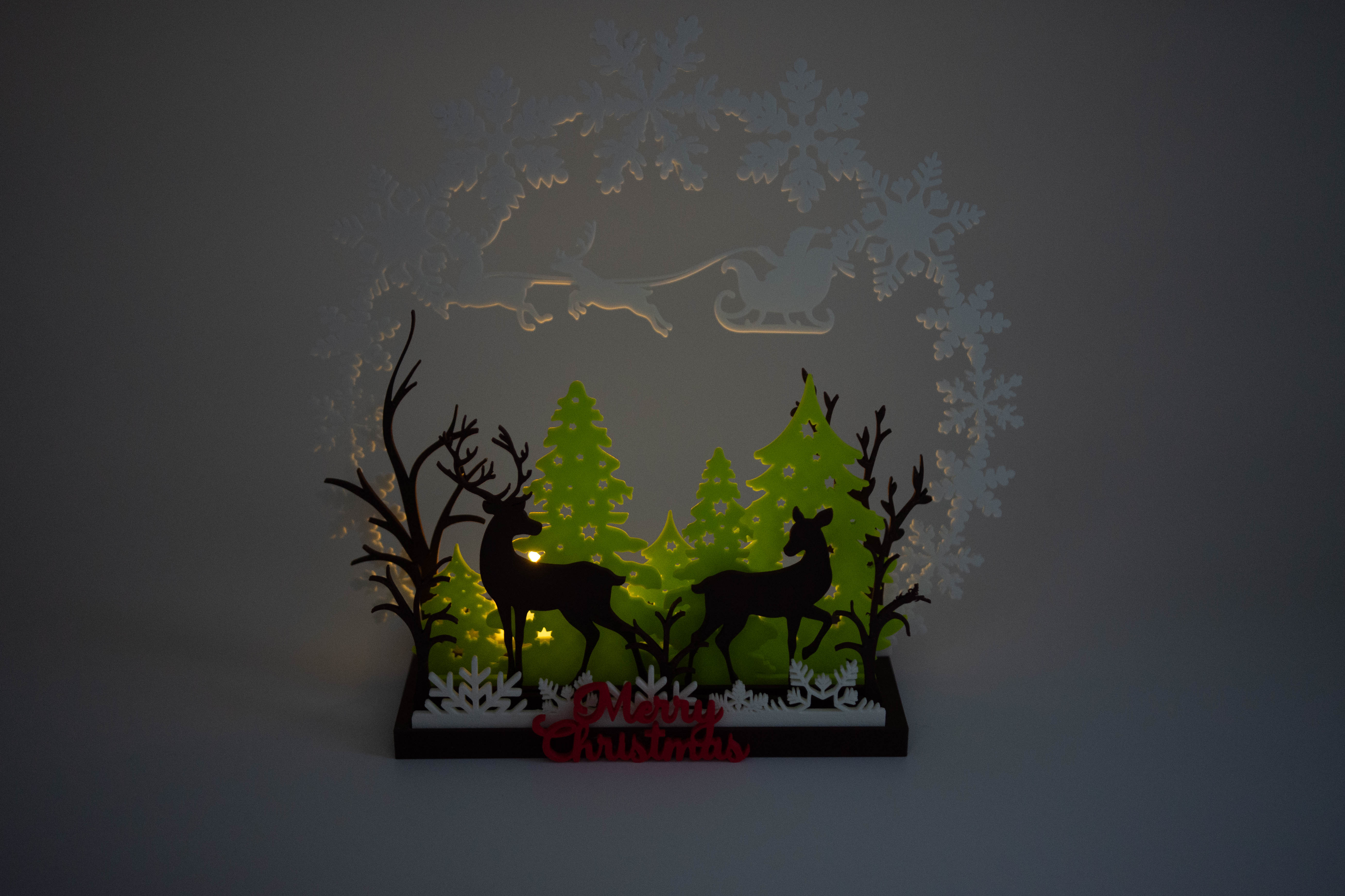 Diorama de Craciun cu reni si brazi – lumini LED