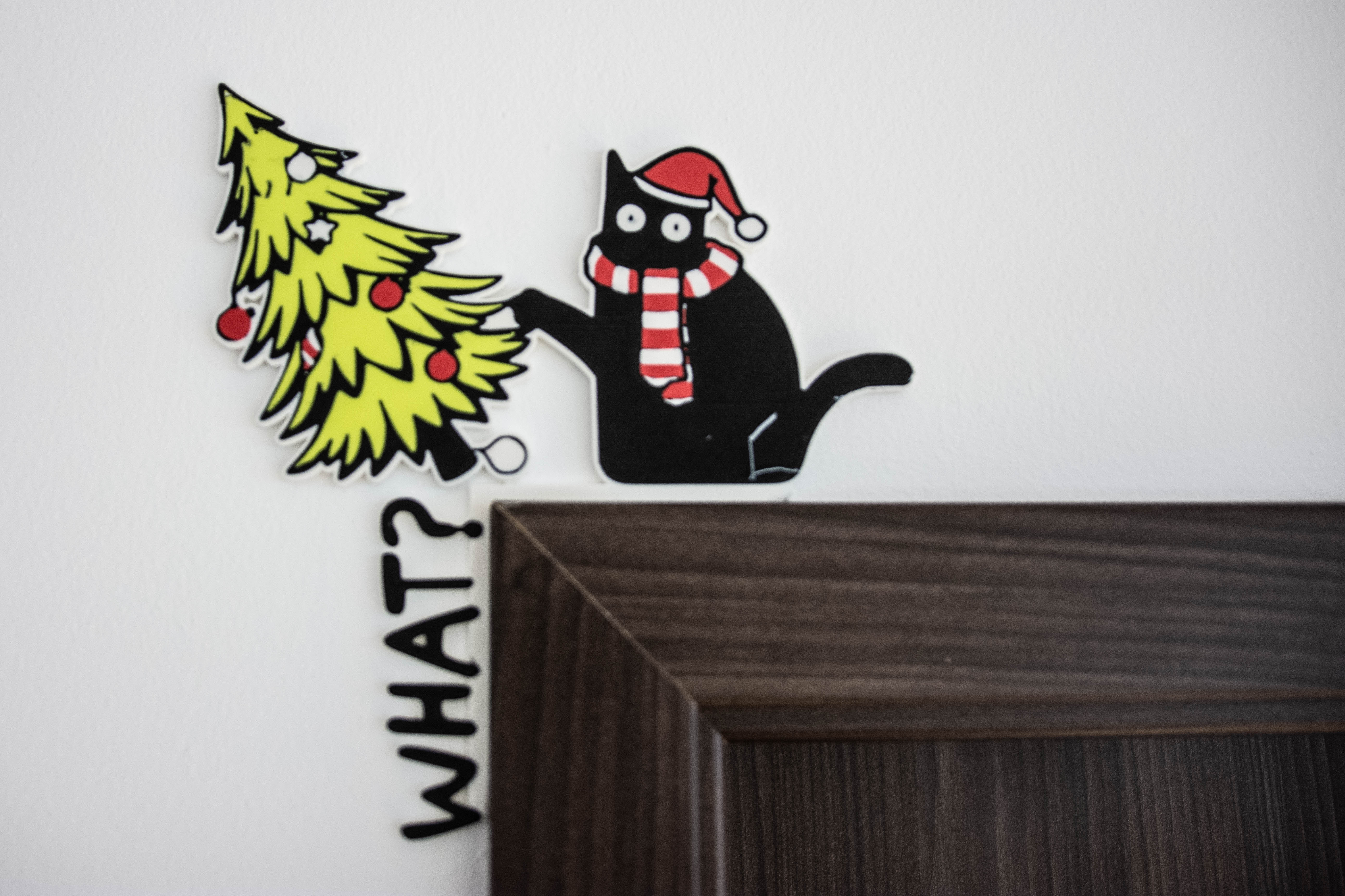 Decoratiune de perete „What?” – Pisica de Craciun